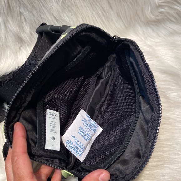 Lululemon Everywhere Belt Bag NWT - Picture 9 of 12